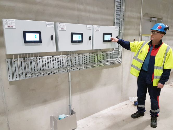 Panel: Systemet betjenes fra 7" berøringskjerm. Bak panelet sitter skruklemmer for tilkopling av målesignaler, 4-20mA, og alarmutganger. Skalering av målesignaler og justering av alarmgrenser gjøres fra penelet, som også kan gi historisk trend for analyse av utvikling over tid, samt alarmhistorikk. Foto: Joachim Seehusen