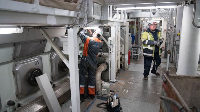 Noen justeringer gjenstår på en av hovedmotorene. Bilde:  Eirik Helland Urke