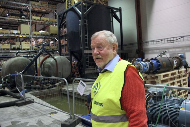 <p>Anders Eide har mange år bak seg som teknisk sjef i PG Flow Solutions. Testbassenget er viktig for utvikling og dokumentasjon. Den store blå tanken bak er fra 2006 og bygget for test av pumper for Østensjø og Shell UK (PG-MACS-tester). Pumper på PSV-er benyttes til borevæsker, slam og andre væsker med ulik viskositet.  Før PG fikk basseng, ble de to tankene i bakgrunnen brukt til å pumpe væsker imellom.</p> Bilde:  Tore Stensvold