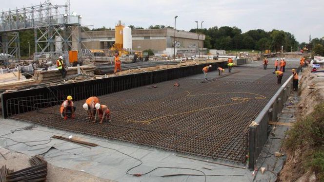 Etter uhellet tog Deutsche Bahn ingen sjanser, og støpte 120 meter lange betongplater over både den uhellrammede tunnelen og den parallelle tunnelen, som på tidspunktet for uhellet fremdeles ikke hadde nådd fram til å krysse under banen. (Foto: Deutsche Bahn AG)