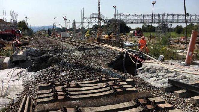 Normalt kjører omkring 30.000 passasjerer i opptil 180 godstog på banen gjennom Rastatt hver dag. På grunn av uhellet måtte passasjerene over i togbusser, og godstog omdirigeres, mens en del gods ble flyttet til lastbiler i stedet. Utfordringene for banegodsoperatørene ble forsterket av at Deutsche Bahn var i gang med å bygge om en del andre strekninger på samme tidspunkt, så en del av trafikken måtte kjøre gjennom Frankrike i stedet. Kaoset varte i to måneder. Man kjenner fremdeles ikke årsaken til uhellet, men det har blitt spekulert i ulike årsaker. På strekningen under jernbanen var det bare fire meter mellom taket i tunellen og jordoverflaten. For å forhindre setninger ble jorden fryst, men kanskje var kombinasjonen av kraftig regn og en varm sommer for mye for nedfrysingsutstyret. (Foto: Deutsche Bahn AG / Armin Skierlo)