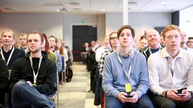 Foran ser vi noen av de åtte deltakerne som konkurrerte gjennom Kahoot i siste avgjørende runde. Til høyre er fjorårets vinnere, Martin Ingesen (blå genser) og Nikolai Åsen Magnussen. Foto: Kurt Lekanger
