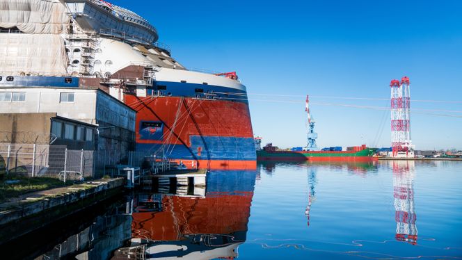 Celebrity Edge har en loddrett baug fra vannlinjen og ned. Skroget er formet slik at bulb ikke er nødvendig. Bilde:  Eirik Helland Urke