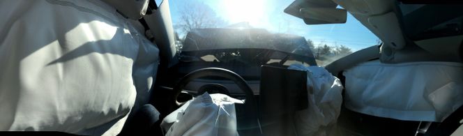 Slik så det ut inne i kupeen. Foto:  Brukeren "Model 3 Crash test dummy" på Reddit. Gjengitt med tillatelse.