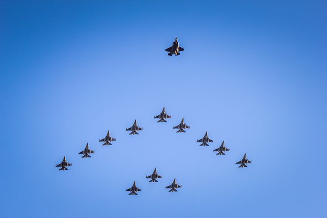 12. desember fløy tolv F-16 og to F-35 i stjerneformasjon over store deler av landet. Bilde: Martin Mellquist / Forsvaret
