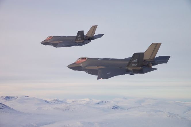 Her flyr RNorAF F-35A-flyene 5150 og 5149 over Rondane. Bilde: Morten Hanche / Forsvaret