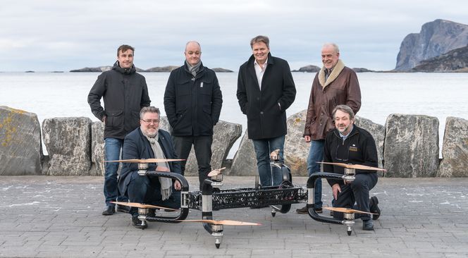 Droneprosjektet hadde et møte i Fosnavåg på Sunnmøre denne uka. Bak fra venstre: Raymond Kristiansen, Norut Narvik/UiT, Nils Haaheim-Saers, Norut, Stig Remøy, Olympic Subsea og Svend Heier, Stable. Foran f.v. Leif Johan Holand, Griff og Bjørn Inge Kvalsund, Olympic Subsea. Bilde: Norut