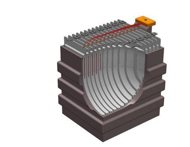 Insplorions sensorer sitter på et tynt glassfiber i hver battericelle. Den lille oransje esken inneholder en detektor og en lyskilde. Nanopartiklene på glassfiberet vibrerer når de belyses med en viss bølgelengde. Lyset som reflekteres tilbake fra partiklene analyseres i den oransje esken. Der forvandles de optiske signalene til digitale data og sendes videre til styringssystemet. Illustrasjon:  Insplorion