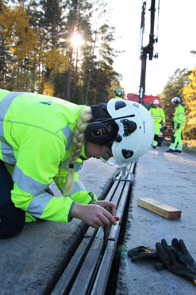 NCC og oppfinner Gunnar Asplund har samarbeidet siden 2011. Siden 2015 har de bygget den to kilometer lange teststrekningen. Foto: Nina Granzell/ eRoad Arlanda