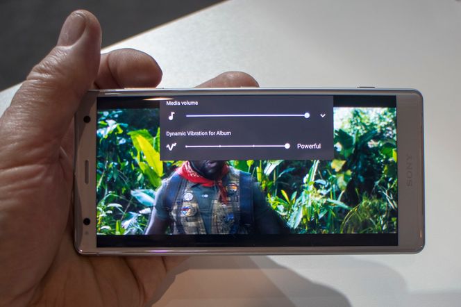 Underholdning: Filmopplevelsen er faktisk temmelig imponerende. Lyden er høy og når Sony viser sin kommende actionfilm på telefonen kan du også stille inn vibrasjon som kompletterer opplevelsen. Foto: ORV