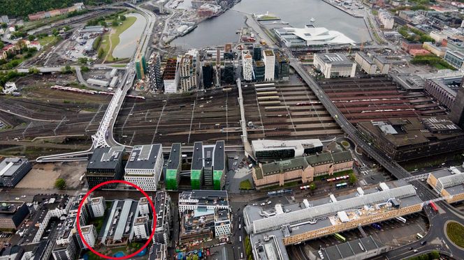 Det gjenoppbygde trelastlageret (rød ring) er en del av De nye Grønlandskvartalene i Oslo. Flybildet er fra 2015. Foto: Eirik Helland Urke