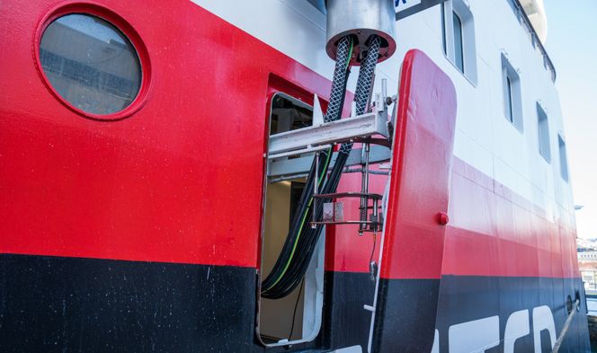 En av utfordringene har vært den automatiske tilkoblingen fra anlegget på kaien til Hurtigruten. Foto:  Eirik Helland Urke