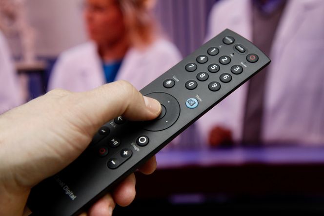 Fjernkontrollen er kompakt og ligger godt i hånden. Den blå Canal Digital-knappen henter frem hovedmenyen med oversikt over alt innholdet. Det er mikrofon i fjernkontrollen, som brukes av talesøk-funksjonen. Foto: Kurt Lekanger