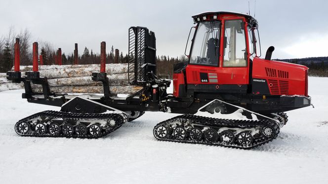 <p>Skogsmaskin fra Komatsu som er utstyrt med belter fra BAE Systems Hegglund. Foto: Bjørn Løfgren / Skogsforsk</p>