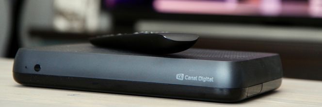 Canal Digital Oneplace-boksen kommuniserer med fjernkontrollen via Bluetooth, og boksen kan derfor gjemmes bort i et skap, om du vil. Foto: Kurt Lekanger