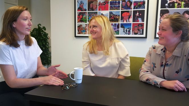Systemutvikler Mathilde Ørstavik (t.v.), kommunikasjonsdirektør Kari Mette Toverud og systemutvikler Aurora Degnes (t.h.) er glad for å bare kunne være utviklere og direktør, og ikke bli sett på som «kvinnelige utviklere» og «kvinnelig direktør». Foto: Sarah McDonald Gerhardsen