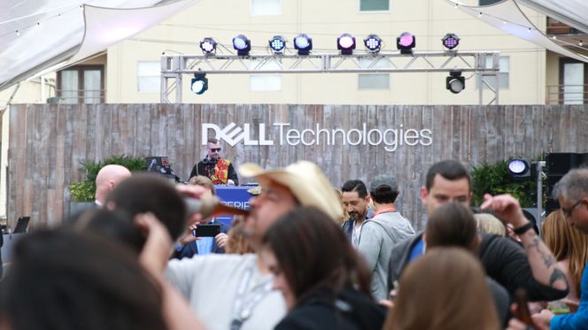 Hos Dell kan man kose seg med øl og live elektronisk musikk. Foto:  Erlend Tangeraas Lygre
