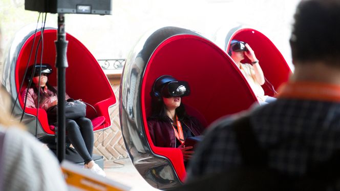 Stolene i Accenture-huset snurrer sakte mens deltakerne får oppdage en helt ny verden gjennom VR-brillene. Foto:  Erlend Tangeraas Lygre