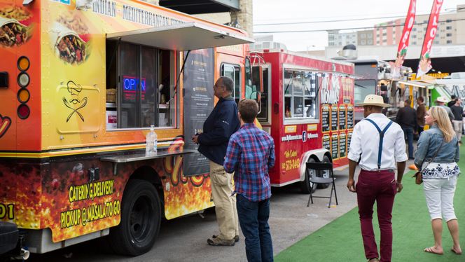 Food trucks står på rekke og rad rundt festivalområdet. Foto: Erlend Tangeraas Lygre