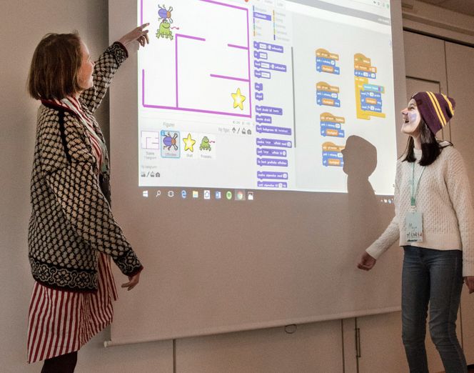 Emma (t.v.) og Maja synes det er gøy å holde kurs for yngre barn. Foto: Bjørn Christian Sebak
