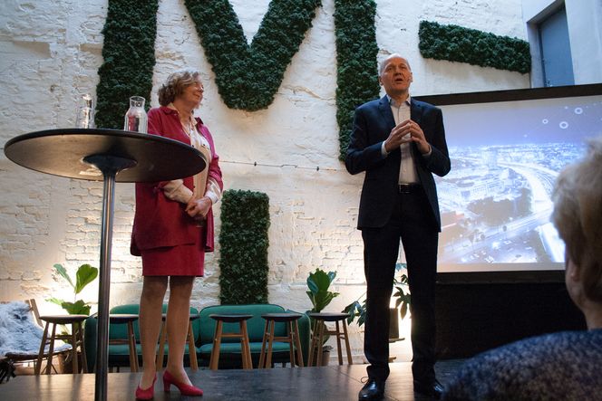 Berit Svendsen og Sigve Brekke jobber tett på hverandre i konsernledelsen. Berit Svendsen gjentok senest for et par uker siden at samarbeidet dem imellom fungerer utmerket. I høyre bildekant skimtes statsminister Erna Solberg, som i likhet med alle andre er tilskuer til maktkampen i toppen av Telenor. Arkivfoto: Varog Kervarec