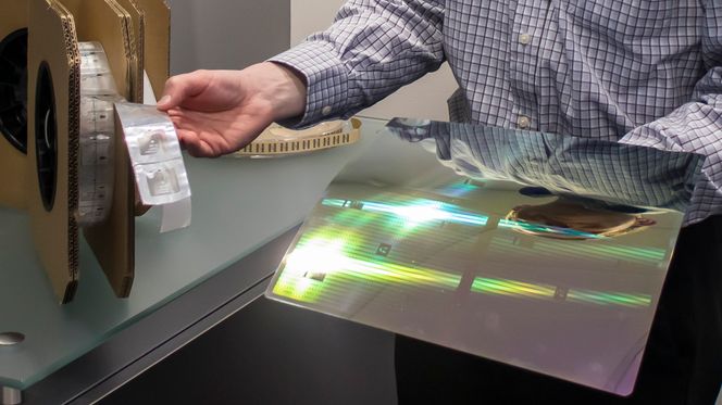 Snakker med mobilen: Etter at de er trykket blir de ferdige NFC-brikkene klippet ut og loddet til antenner og ledninger og levert til bånd for montering. Foto:  orv