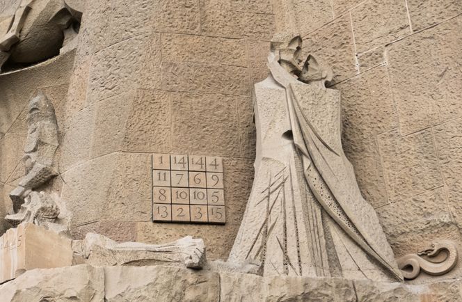 Disse tallene på utsiden av basilikaen har <a href="https://blog.sagradafamilia.org/en/divulgation/the-magic-square-the-passion-facade-keys-to-understanding-it/">flere ulike betydninger</a>. Blant annet blir summen 33 i alle retninger. Foto:  Eirik Helland Urke