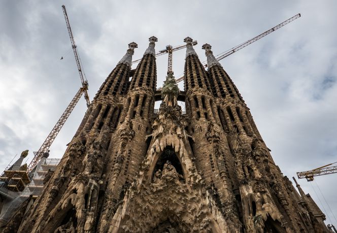 Fødselsfasaden var den delen av kirken som først sto ferdig, og bærer sterkest preg av Gaudís originale arkitektur. Foto:  Eirik Helland Urke