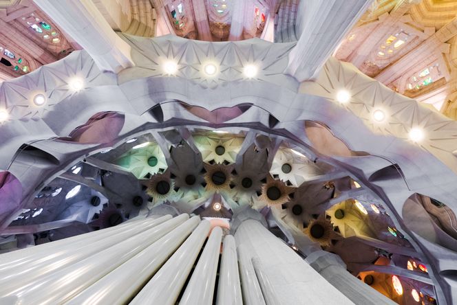 Detaljer fra taket og det relativt nye kirkeorgelet. Foto:  Eirik Helland Urke