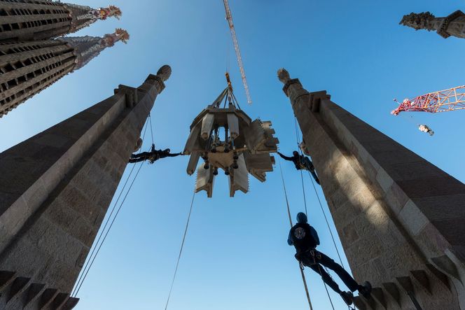 Monteringsarbeidet foregår langt over bakkenivå. Foto:  Junta Constructora del Temple de la Sagrada Família. All rights reserved.