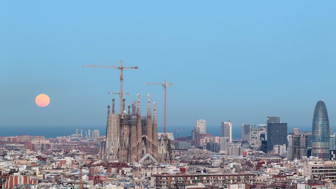 Supermånen bak La Sagrada Família. Den høyeste krana skal etter hvert bli 180 meter høy. Foto:  Junta Constructora del Temple de la Sagrada Família. All rights reserved.