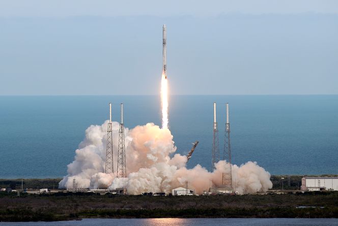 SpaceX-raketten ble skutt opp mandag kveld norsk tid. Foto:  John Raoux/AP
