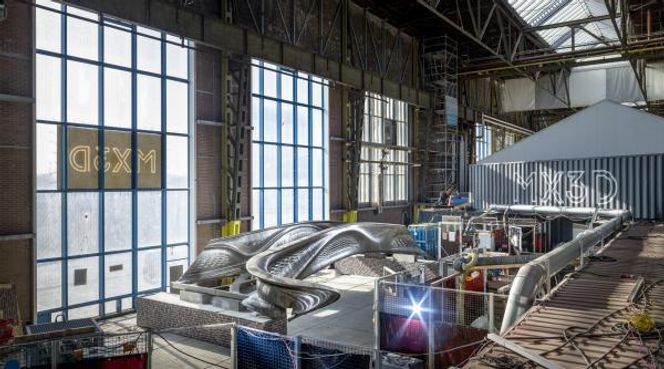 Brodekket, maling og sensorer mangler fremdeles, men hovedspennet på verdens første 3D-utskrevne stålbro er nå endelig ferdig. Thijs Wolzak / MX3D Foto: Thijs Wolzak / MX3D