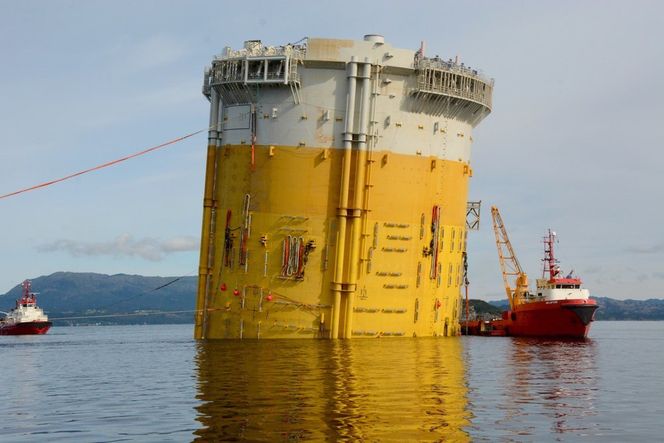 I en omfattende operasjon ble understellet snudd opp i stående stilling. Foto: Eva Sleire/Statoil