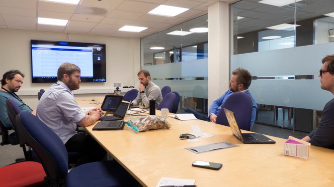 Koordineringsmøte for NCSC. Bak konkurransen står NTNUs Institutt for informasjonssikkerhet og kommunikasjonsteknologi (NTNU IIK) og NTNU Center for Cyber and Information Security (NTNU CCIS), i samarbeid med Cyberforsvaret. På bildet: (f.v.) Førsteamanuensis ved NTNU IIK, Basel Katt; seniorrådgiver ved NTNU IIK, Espen Torseth; postdoctoral researcher ved NTNU IIK, Vasileios Gkioulos; prosjektansvarlig for informasjon og cybersikkerhet i Oppland Fylkeskommune, Mathias Engh Thomassen og teknisk ansvarlig og masterstudent ved NTNU, Odin Jenseg. Foto: Sarah McDonald Gerhardsen