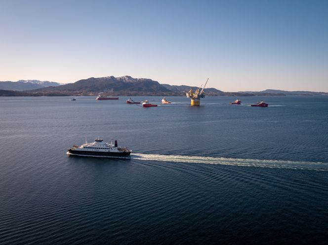 Aasta Hansteen ble slept ut til Norskehavet ved hjelp av fem fartøy. Foto: Espen Rønnevik/Roar Lindefjeld/Statoil