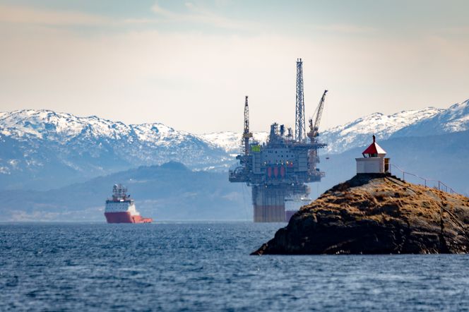 Aasta Hansteen ruver over omgivelsene på vei ut av fjorden ved Stord. Foto: Olaf Nagelhus/Statoil