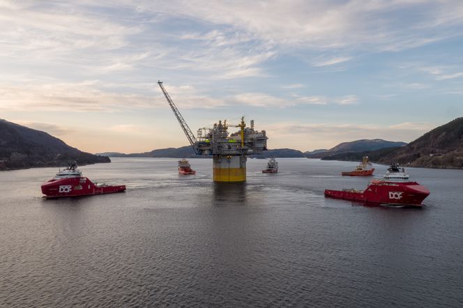 Fra den idylliske vestlandsfjorden slepes Aasta Hansteen-plattformen ut til et av de mest ekstreme feltene på norsk sokkel. Foto: Espen Rønnevik/Roar Lindefjeld/Statoil