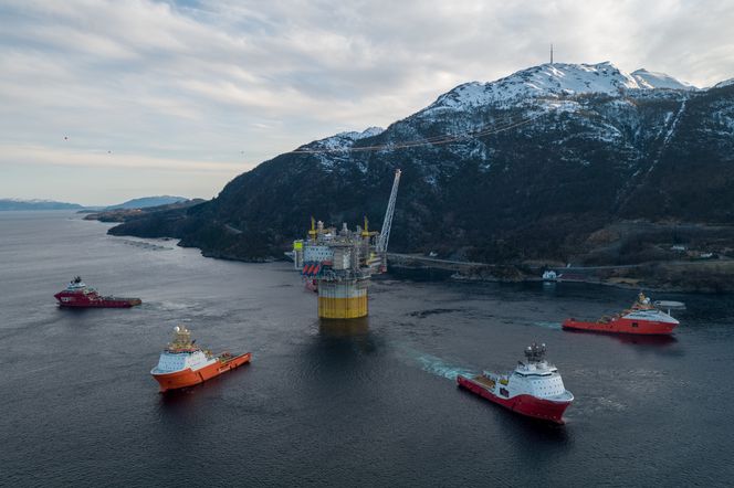 På vei ut av fjorden måtte 339 meter høye Aasta Hansteen passere under høyspentkabelen på Langenuen, med en klaring på bare 20 meter. Foto: Espen Rønnevik/Roar Lindefjeld/Statoil