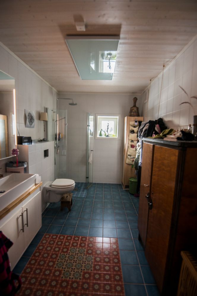I taket ser du IR-panelet som skulle varme badet. Bilde: Mathias Klingenberg