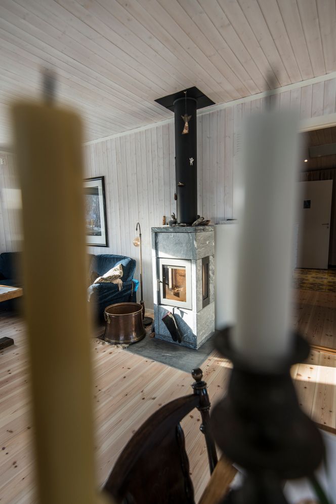 Vedovn med varmekappe skulle egentlig gi vannbasert gulvvarme. Utbyggeren gikk bort fra ovnen til fordel for en klebersteinsovn (avbildet). Dermed gikk man også bort fra vannbåren gulvvarme. Bilde: Mathias Klingenberg