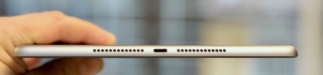 Nettbrettet har en Lightning-kontakt i bunnen, og Apple har foreløpig beholdt 3,5 mm hodetelefonutgangen på toppen. Foto: Kurt Lekanger, Digi.no