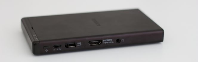 Du kan koble til en enhet direkte med en HDMI-kabel, eller bruke en trådløs HDMI-dongle for å projisere fra en smarttelefon. USB-C-porten kan også brukes til lading av projektoren. Projektoren har også en egen hodetelefoninngang, hvor du for eksempel kan koble til eksterne høyttalere. Foto: Andrea Bruer/digi.no