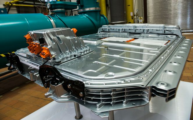 Både LG og Siemens vil levere batterier til bilen. LG leverer rektangulære batterier, mens Samsung leverer prismeformede. Batteripakken veier 715 kilo. Foto:  Mathias Klingenberg