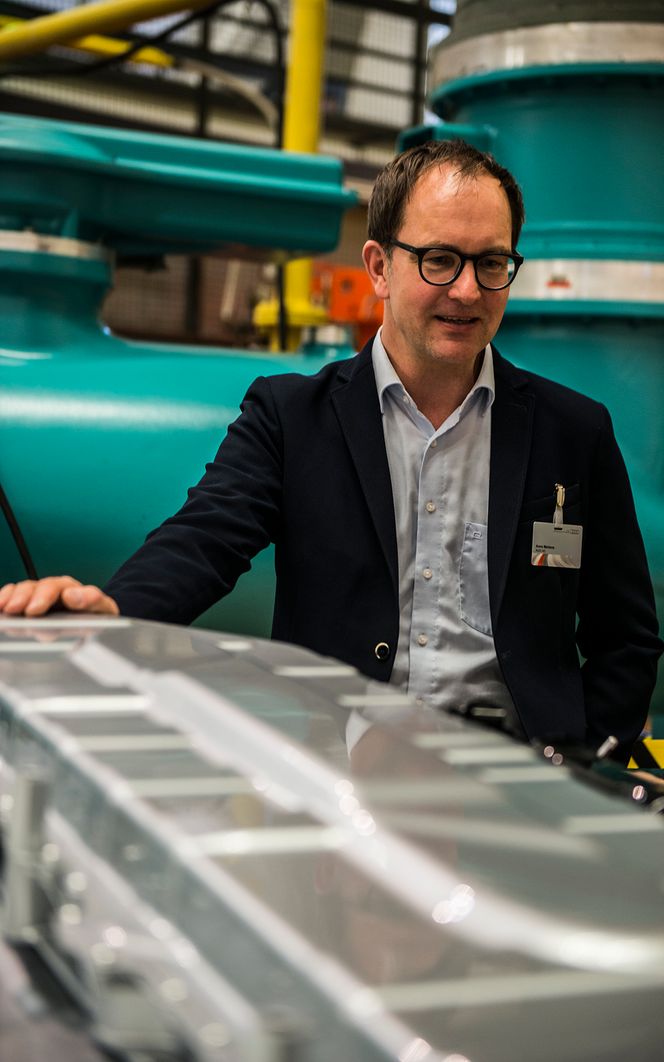 Anno Mertens, prosjektleder for ladeinfrastruktur og elektromobilitet i Audi, bak e-tron-batteriet. Foto: Mathias Klingenberg