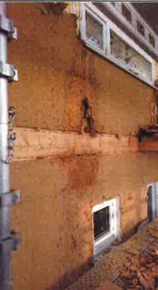 Bildet ble tatt sommeren 2017 og viser fukt bak pussen på fasadeplatene. Faksimile:  Sør-Trøndelag tingrett