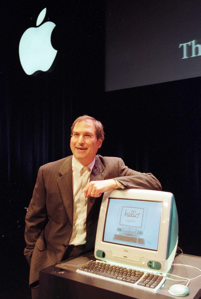 REDNINGSMANN: Apple var nær konkurs da Steve Jobs returnerte til selskapet i 1997. Ett år senere lanserte han denne nyvinningen, iMac, som var myntet på forbrukermarkedet. Foto: John G. Mabanglo, AFP