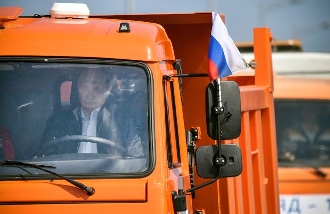 Det var Vladimir Putin selv som stod for den offisielle åpningen av brua i mai i år. Foto: Alexander Nemenov/AP/NTB scanpix