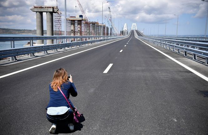 En fotograf på den nye broen som knytter Russland og Krim-halvøya sammen. Foto:  Alexander Nemenov/AP/NTB scanpix