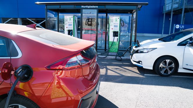 Vår erfaring er at Hyundai Ioniq lader med tilnærmet maksimal effekt både vinter og sommer. Foto:  Eirik Helland Urke